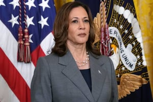 Kamala Harris evalúa una posible candidatura presidencial para 2028 tras recibir respaldo en una convención, donde destacó como figura clave entre