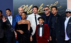 La familia Jackson acompañó a Jaafar en el estreno de “Michael” en Berlín, donde destacó la ausencia de Paris, hija del cantante.  La familia de Michael