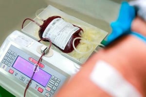 Durante años, la vida de una mujer alemana de 47 años estuvo marcada por hospitalizaciones constantes, transfusiones y múltiples tratamientos que no conseguían