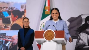 Martí Batres Guadarrama, director general del ISSSTE, convocó a las personas de 85 años o más a iniciar su registro para la nueva credencial del Servicio