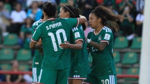    México goleó 9-0 a Islas Vírgenes con hat-trick de María Sánchez y doblete de Charlyn Corral en la clasificatoria mundialista.  La Selección Mexicana