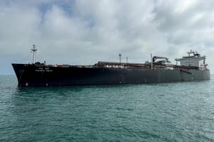 El mercado del petróleo enfrenta una fuerte tensión por escasez de crudo inmediato, con precios récord y refinerías buscando cargamentos en todo el mundo