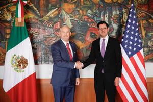 El canciller Roberto Velasco Álvarez recibió al embajador estadounidense Ronald Johnson para dialogar sobre cooperación bilateral entre México y Estados Unidos