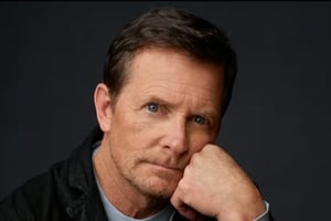 Michael J. Fox enfrenta desde hace más de 30 años el Parkinson, una enfermedad que marcó su vida personal y profesional desde los 29 años.  El actor Michael