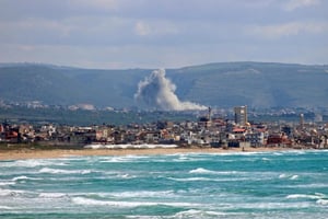 Israel confirmó ataques contra más de 200 objetivos de Hezbollah en Líbano en 24 horas, en medio de tensiones previas a negociaciones diplomáticas.  Ofensiva