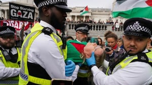 La policía de Londres realizó detenciones durante una protesta en Trafalgar Square contra la prohibición del grupo Palestine Action, en medio de tensión