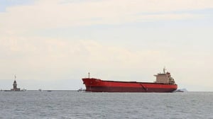 Dos superpetroleros chinos y un buque griego reactivan el tráfico en el estrecho de Ormuz tras un frágil alto el fuego entre EE.UU. e Irán.  El tránsito