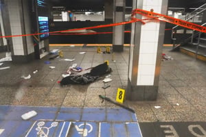 Un hombre armado con machete atacó a tres personas en el metro de Nueva York; fue abatido por la policía tras ignorar órdenes.  Un sujeto identificado como