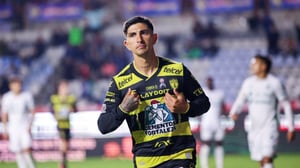   El Pachuca se impuso 4-2 a Santos Laguna en un partido donde Víctor Guzmán marcó tres goles y encabezó la reacción del equipo hidalguense. El encuentro