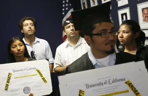 Cada año miles de jóvenes mexicanos indocumentados concluyen preparatoria en Estados Unidos, enfrentando mayores obstáculos educativos, laborales y migratorios