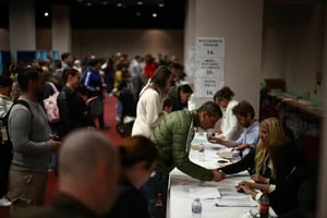 Hungría cerró urnas con participación récord en elecciones clave que podrían definir la continuidad de Viktor Orbán o el ascenso del opositor Péter Magyar.