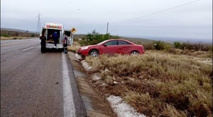 Dos personas resultaron lesionadas tras una volcadura de un vehículo Pontiac G6 rojo modelo 2009, registrada la tarde de este domingo en la carretera