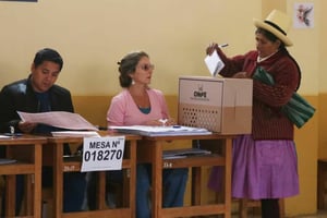 Perú amplió una hora la jornada electoral tras retrasos en apertura de centros de votación, mientras millones de ciudadanos participan en comicios generales