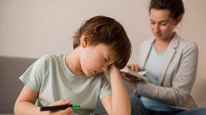 Aunque muchas veces se asocia con la adultez, el trastorno obsesivo compulsivo (TOC) también puede aparecer en la infancia, y su identificación temprana