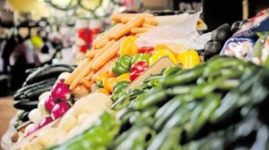El costo de la canasta básica en México aumentó en marzo, con diferencias entre zonas urbanas y rurales, impactando directamente el gasto mensual de millones
