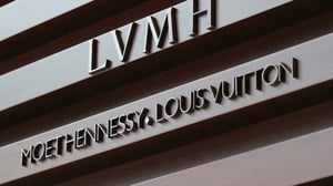 Las ventas de LVMH cayeron en el primer trimestre por la guerra en Medio Oriente, afectando a Louis Vuitton y Dior en mercados clave globales  El grupo LVMH