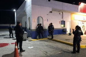 El operativo policiaco sorprendido a los clientes de la gasolinera.  Un despliegue coordinado entre corporaciones estatales y municipales culminó