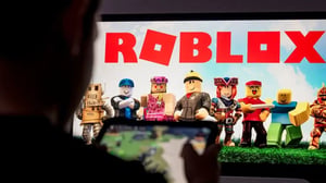 Roblox implementa nuevas cuentas por edad para limitar contenido y chats, reforzando la seguridad infantil y el control parental en su plataforma digital.