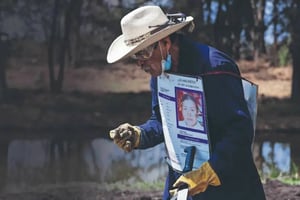 Autoridades localizaron 317 restos óseos en el Lago de Chalco durante una jornada de búsqueda, donde análisis preliminares apuntan a al menos tres individuos.