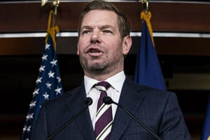 El congresista demócrata Eric Swalwell renunció al Congreso de Estados Unidos tras denuncias de agresión sexual que provocaron investigaciones y el retiro