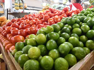 El encarecimiento de alimentos básicos en México supera la inflación general, impulsado por productos como el jitomate, generando preocupación en el Gobierno