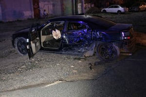 El impacto entre el tráiler y el automóvil deja mujer lesionada.  Un fuerte accidente vial se registró durante la noche del lunes sobre el Libramiento Carlos