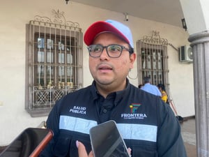 Ante riesgo de ricketsiosis, autoridades fumigan cinco viviendas y refuerzan medidas preventivas en la frontera.  El director de Salud municipal, Miguel Leija,