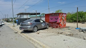 Socorristas de Cruz Roja auxiliaron a los lesionados.  Monclova, Coahuila.– Un fuerte accidente vial registrado la tarde de este martes dejó como saldo