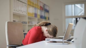 El sueño profundo representa una etapa fundamental en la que el cerebro realiza procesos esenciales de mantenimiento, como la eliminación de sustancias