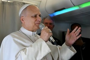 El papa León XIV reiteró su llamado a la paz mundial durante su gira en África, en medio de nuevas críticas del presidente Donald Trump.  El papa León