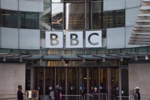 La BBC anunció que recortará alrededor del 10% de su plantilla en tres años para reducir costos, en medio de una transición en su dirección.  La cadena pública