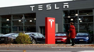 Tesla registró un fuerte aumento en Wall Street tras anunciar la finalización del chip AI5, clave en inteligencia artificial y desarrollo tecnológico