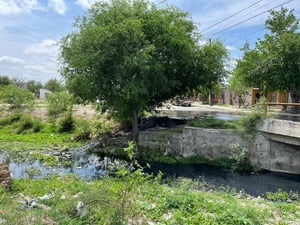 Habitantes de la colonia Sarabia y Jorge B. Cuéllar en Sabinas denunciaron una fuga de aguas negras registrada en la calle De los Héroes, que ha generado