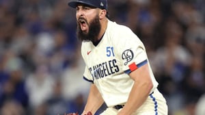 Alex Vesia brilló con los Dodgers y dedicó su salvamento a médicos que cuidaron a su familia, en una noche emocional en el Dodger Stadium  ALEX VESIA