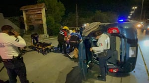   Piedras Negras, Coahuila.– Un accidente vial de consideración se registró sobre el bulevar Mendoza Berrueto, donde un automóvil compacto terminó volcado,