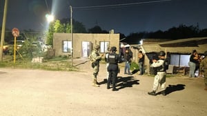 Un operativo encabezado por autoridades de los tres niveles de gobierno se llevó a cabo la noche del miércoles en un domicilio ubicado sobre la calle Zazua,