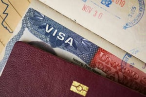 El gobierno de Estados Unidos anunció una ampliación de su política de restricciones de visas en América y sancionó a 26 personas en la región.