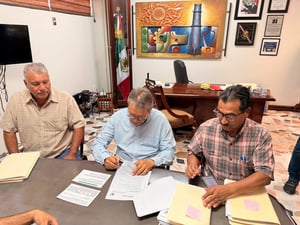 El alcalde Óscar Ríos firmó convenio con SEDATU para dos canchas de fútbol 5 en Nueva Rosita con inversión de cuatro millones de pesos aproximadamente.