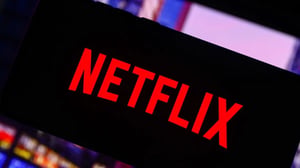 Las acciones de Netflix cayeron tras su reporte trimestral, pese a ingresos superiores a lo esperado y movimientos corporativos clave en su estructura