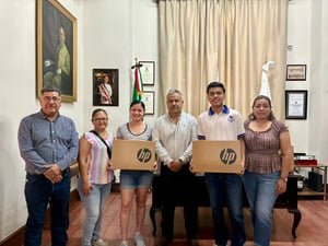 Estudiantes destacados reciben equipo de cómputo para impulsar su formación académica.  Como parte del firme compromiso con la educación y el impulso