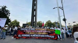 Jubilados de Pemex, CFE, Banobras y Luz y Fuerza marchan en Paseo de la Reforma para exigir revisión de reforma que limita pensiones públicas doradas