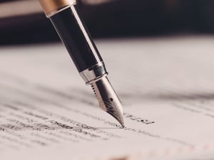      Las personas que enfrenten irregularidades durante la compra de un inmueble deben iniciar dos procesos distintos para poder atender su situación legal,
