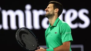 Novak Djokovic y Carlos Alcaraz anunciaron su baja del Masters de Madrid por lesiones, afectando su preparación rumbo a Roland Garros 2026.  BAJAS DE ÚLTIMA