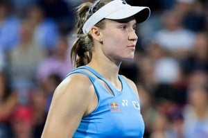   Elena Rybakina sacó adelante un duelo límite ante Leylah Fernández, levantando match point en el tiebreak decisivo y revirtiendo un desarrollo adverso