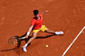   El español Carlos Alcaraz confirmó su baja del Mutua Madrid Open 2026 tras la lesión en la muñeca sufrida en el Conde de Godó. El murciano no logró