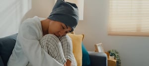 El cáncer puede avanzar de manera silenciosa durante meses o incluso años antes de manifestarse con síntomas evidentes.  Organismos como la Organización