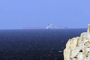 Irán volvió a cerrar el estrecho de Ormuz y se reportaron disparos contra un petrolero, en medio de tensiones con Estados Unidos.  Irán anunció el cierre