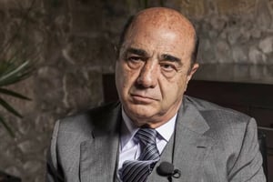 Jesús Murillo Karam fue hospitalizado en Ciudad de México tras sufrir un derrame cerebral; su estado de salud es reportado como grave.  El exprocurador general
