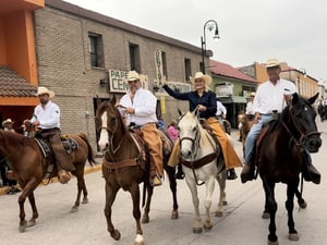 Cabalgata en Múzquiz reunió familias, autoridades y visitantes en ambiente seguro, fortaleciendo tradiciones, turismo y convivencia comunitaria en el Pueblo