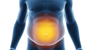 Dormir menos de lo aconsejado, vivir con estrés constante y cenar a horas tardías son hábitos comunes que, de acuerdo con la Cleveland Clinic y el portal